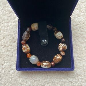 NWOT Brown & Cream Agate Beaded Stretch Bracelet in blue velvet gift box